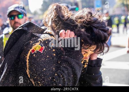 Un protester antifascista visto essere spruzzato da pepe spray durante la dimostrazione. Una giornata di tensioni politiche e scontri si è svolta a Melbourne in quanto un gruppo di estrema destra dei neonazisti ha organizzato un raduno anti-immigrazione presso il parlamento di stato, ha incontrato una feroce opposizione da parte di controppositori antifascisti di sinistra. La polizia antisommossa è stata dispiegata mentre scuffi scoppiavano tra i due gruppi, con lo spray al pepe e i cavalli utilizzati per controllare la folla. I segnali di protesta che chiedevano inclusività, diversità e giustizia sociale sono stati tenuti in alto in una dimostrazione di unità contro il discorso dell’odio e la discriminazione. Le interferenze evidenziano il Foto Stock