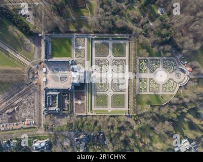 Dal suo design ornato alla sua prestigiosa storia, la maestosa bellezza di Paleis Het Loo è catturata in una splendida fotografia aerea che ti lascerà a casa Foto Stock