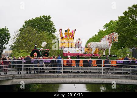 Spalding Flower Parade attraversa il centro di Spalding, Lincolnshire. Data immagine: Sabato 13 maggio 2023. Foto Stock