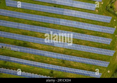 Energia rinnovabile. I droni aerei volano sopra una centrale elettrica fotovoltaica. Group PF pannelli solari alla ricerca del sole per la produzione di energia. Foto Stock