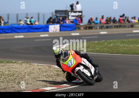 13th maggio 2023: FonaCAB Nichols OilsNorth West 200, Portrush, Antrim, Irlanda del Nord: North West 200 Race Day 2023: Richard Cooper (Kawasaki - KMR Kawasaki) vince la gara SuperTwin Foto Stock