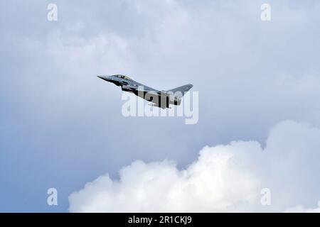 Zeltweg, Austria - 03 settembre 2022: Spettacolo aereo pubblico in Stiria chiamato Airpower 22, volo di formazione con Eurofighter Typhoon dell'Aeronautica militare austriaca Foto Stock