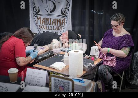 Londra, Regno Unito. 13th maggio, 2023. Il Grande spettacolo britannico di tatuaggi all'Alexandra Palace. Una delle convenzioni di body art più prestigiose di Londra porta i migliori artisti di tatuaggio del mondo a centinaia di ammiratori nella sala principale di Alexandra Palace. Credit: Guy Corbishley/Alamy Live News Foto Stock