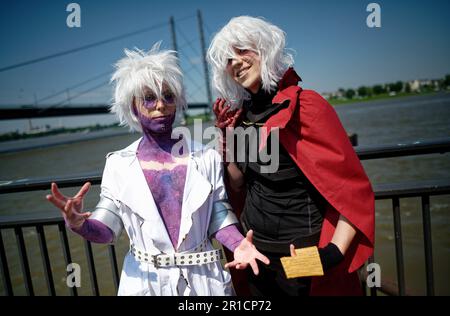 Duesseldorf, Germania. 13th maggio, 2023. I cosplayers esibiscono i loro costumi a spettatori e fotografi al 20th° Japan Day. Dal 1983, i giapponesi hanno onorato le loro tradizionalmente buone relazioni con la Renania settentrionale-Vestfalia e soprattutto con la città di Düsseldorf con le settimane giapponesi. Dal 2002, c'è stato un 'Japan Day' con fuochi d'artificio giapponesi in serata. Credit: Henning Kaiser/dpa/Alamy Live News Foto Stock