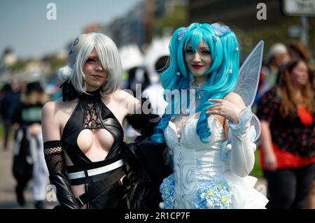 Duesseldorf, Germania. 13th maggio, 2023. I cosplayers esibiscono i loro costumi a spettatori e fotografi al 20th° Japan Day. Dal 1983, i giapponesi hanno onorato le loro tradizionalmente buone relazioni con la Renania settentrionale-Vestfalia e soprattutto con la città di Düsseldorf con le settimane giapponesi. Dal 2002, c'è stato un 'Japan Day' con fuochi d'artificio giapponesi in serata. Credit: Henning Kaiser/dpa/Alamy Live News Foto Stock