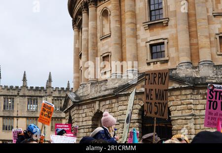 Oxford, Regno Unito - 01 febbraio 2023, gli insegnanti impressionanti con altri lavoratori del settore pubblico marciano attraverso Oxford. Foto Stock