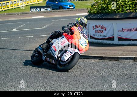 Portstewart, Regno Unito. 13th maggio, 2023. RICHARD COOPER ha vinto la Milltown Service Station, che era gara tre Supertwoin Bike. E' stato rinviato da giovedì sera. Richard ha ottenuto un nuovo record sul giro di 112,251mph crediti: Bonzo/Alamy Live News Foto Stock