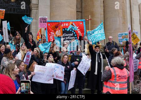 Oxford, Regno Unito - 01 febbraio 2023, gli insegnanti impressionanti con altri lavoratori del settore pubblico marciano attraverso Oxford. Foto Stock