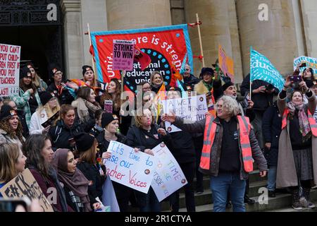 Oxford, Regno Unito - 01 febbraio 2023, gli insegnanti impressionanti con altri lavoratori del settore pubblico marciano attraverso Oxford. Foto Stock