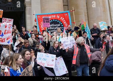 Oxford, Regno Unito - 01 febbraio 2023, gli insegnanti impressionanti con altri lavoratori del settore pubblico marciano attraverso Oxford. Foto Stock