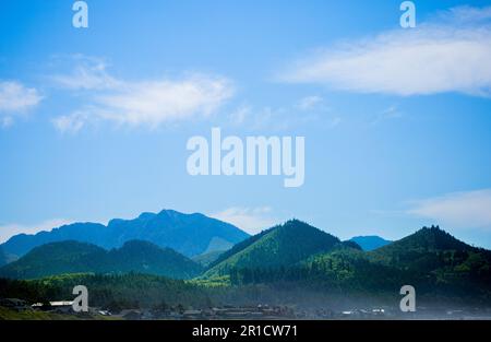 Uno splendido paesaggio di lussureggianti montagne verdi ricoperte di fitta foresta che si estende attraverso l'orizzonte Foto Stock