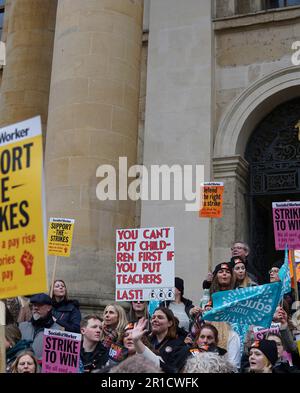 Oxford, Regno Unito - 01 febbraio 2023, gli insegnanti impressionanti con altri lavoratori del settore pubblico marciano attraverso Oxford. Foto Stock