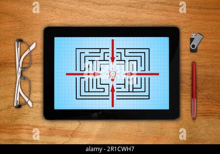 touch pad digitale con labirinto sullo schermo Foto Stock