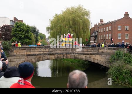 La Spalding Flower Parade torna alla città di mercato di Spalding nel Lincolnshire dopo un'assenza di 10 anni. A partire dagli anni '1950s, la sfilata annuale è stata una celebrazione dell'industria dei tulipani e ha attirato folle da tutto il Regno Unito. Ogni anno è stata eletta una regina dei fiori che guidava la sfilata attraverso la città, seguita da enormi carri decorati con teste di tulipano. Data immagine: Sabato 13 maggio 2023. Foto Stock