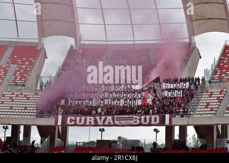 Bari, Italia. 13th maggio, 2023. Tifosi di Reggina 1914 durante SSC Bari vs Reggina 1914, Campionato Italiano di calcio Serie B a Bari, Italia, Maggio 13 2023 Credit: Independent Photo Agency/Alamy Live News Foto Stock