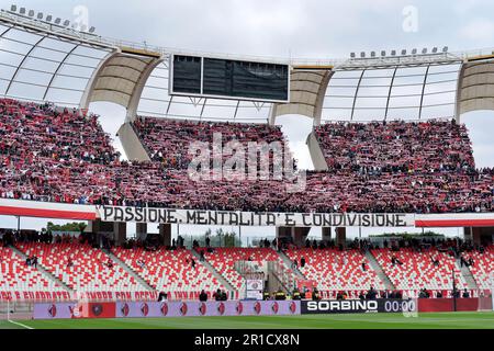 Bari, Italia. 13th maggio, 2023. Tifosi di SSC Bari durante SSC Bari vs Reggina 1914, partita italiana di calcio Serie B a Bari, 13 2023 maggio Credit: Independent Photo Agency/Alamy Live News Foto Stock