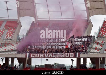 Bari, Italia. 13th maggio, 2023. Stadio San Nicola, Bari, Italia, 13 maggio 2023, Tifosi di Reggina 1914 durante SSC Bari vs Reggina 1914 - Calcio Italiano Serie B Match Credit: Live Media Publishing Group/Alamy Live News Foto Stock