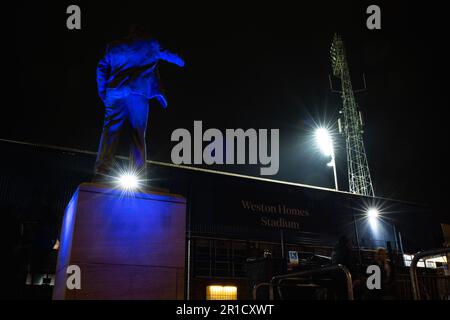 12th maggio 2023; London Road Stadium, Peterborough, Cambridgeshire, Inghilterra; League One Play Off Football, semifinale, prima tappa, Peterborough United contro Sheffield Mercoledì; la statua di Chris Turner fuori dal Weston Homes Stadium. Foto Stock