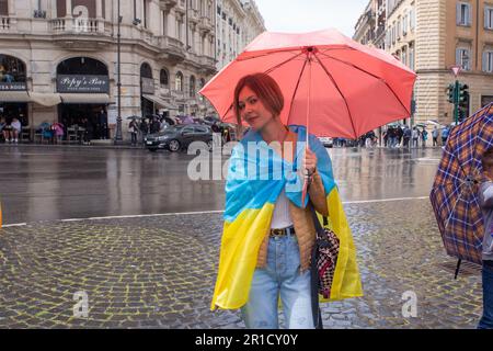 Roma, Italia. 13th maggio, 2023. Donna Ucraina con bandiera Ucraina in Piazza Barberini a Roma (Foto di Matteo Nardone/Pacific Press) Credit: Pacific Press Media Production Corp./Alamy Live News Foto Stock