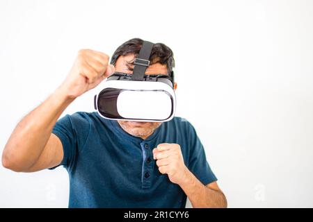 Solo uomo sorridente e giocare Virtual Reality bianco e nero. Il giovane era felice mentre guardava un tutorial su come pugilato con la realtà virtuale. realizzazione virtuale Foto Stock