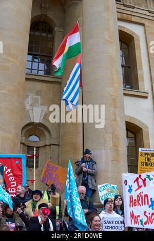 Oxford, Regno Unito - 01 febbraio 2023, gli insegnanti impressionanti con altri lavoratori del settore pubblico marciano attraverso Oxford. Foto Stock