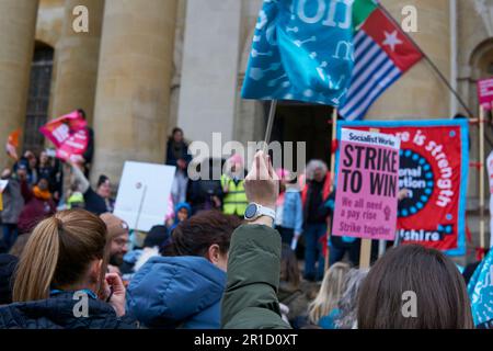 Oxford, Regno Unito - 01 febbraio 2023, gli insegnanti impressionanti con altri lavoratori del settore pubblico marciano attraverso Oxford. Foto Stock