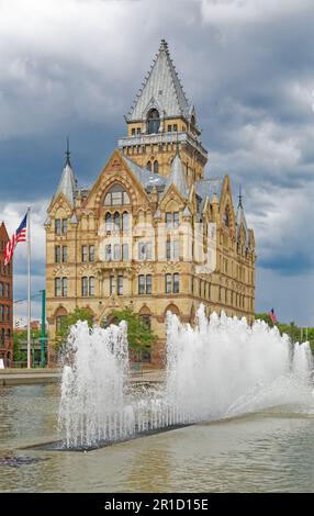 Bank of America occupa ora il simbolo di arenaria Syracuse Savings Bank Building a Clinton Square, ex percorso del canale Erie. Foto Stock