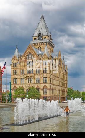 Bank of America occupa ora il simbolo di arenaria Syracuse Savings Bank Building a Clinton Square, ex percorso del canale Erie. Foto Stock