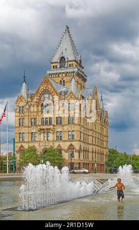 Bank of America occupa ora il simbolo di arenaria Syracuse Savings Bank Building a Clinton Square, ex percorso del canale Erie. Foto Stock