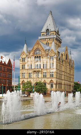 Bank of America occupa ora il simbolo di arenaria Syracuse Savings Bank Building a Clinton Square, ex percorso del canale Erie. Foto Stock