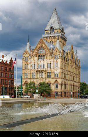 Bank of America occupa ora il simbolo di arenaria Syracuse Savings Bank Building a Clinton Square, ex percorso del canale Erie. Foto Stock