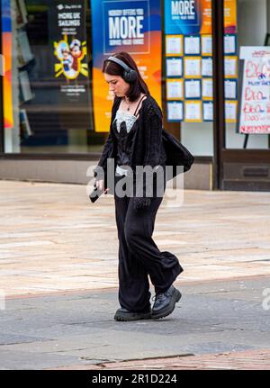 Dundee, Tayside, Scozia, Regno Unito. 13th maggio, 2023. Il tempo nel Regno Unito: Le temperature nel nord-est della Scozia sono state di circa 14°C questa mattina. Le donne alla moda trascorrono la giornata nel centro di Dundee, godendosi la vita cittadina e facendo shopping durante il fine settimana. Credit: Dundee Photographics/Alamy Live News Foto Stock