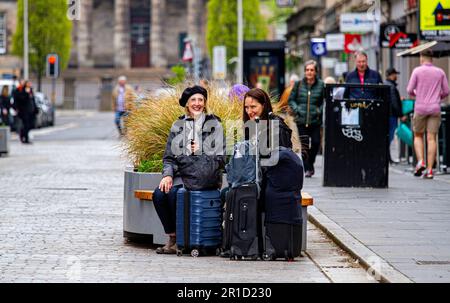 Dundee, Tayside, Scozia, Regno Unito. 13th maggio, 2023. Il tempo nel Regno Unito: Le temperature nel nord-est della Scozia sono state di circa 14°C questa mattina. Le donne alla moda trascorrono la giornata nel centro di Dundee, godendosi la vita cittadina e facendo shopping durante il fine settimana. Credit: Dundee Photographics/Alamy Live News Foto Stock