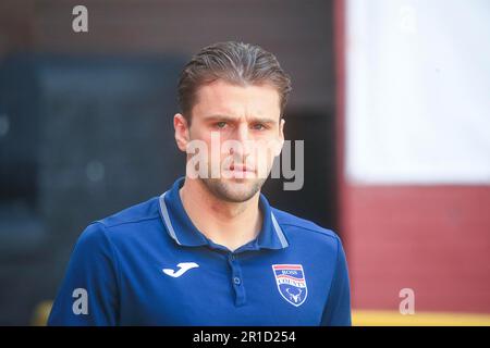 13th maggio 2023; Tannadice Park, Dundee, Scozia: Scottish Premiership Football, Dundee United contro Ross County; ben Purrington della Ross County ispeziona il campo prima della partita Foto Stock