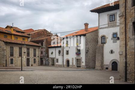 Architettura tipica nel vecchio villaggio di Llanes, Asturias, Spagna Foto Stock