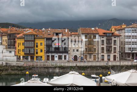 Architettura tipica nel vecchio villaggio di Llanes, Asturias, Spagna Foto Stock