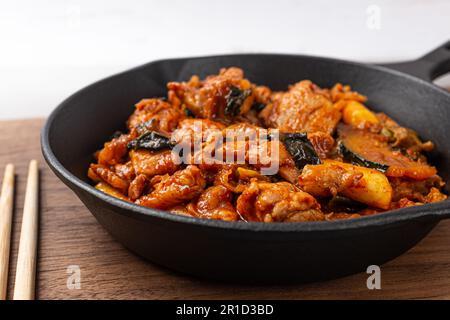 Pollo fritto in padella e verdure in salsa piccante Dakgalbi Foto Stock