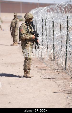 El Paso, Stati Uniti. 11th maggio, 2023. Soldati della Guardia Nazionale dell'Esercito del Texas con i governatori della forza di confine tattica del Texas, sorvegliano il confine con il Messico come parte dell'operazione Lone Star Task Force West, 11 maggio 2023 vicino a El Paso, Texas. La paura di un aumento dei migranti dopo la scadenza del titolo 42 non è riuscita a materializzarsi con un numero inferiore di migranti che rischiano sanzioni più severe ai sensi delle nuove regole del titolo 8. Credit: Mark Otte/Texas National Guard/Alamy Live News Foto Stock