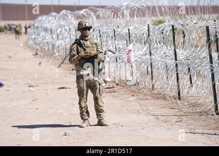 El Paso, Stati Uniti. 11th maggio, 2023. Soldati della Guardia Nazionale dell'Esercito del Texas con i governatori della forza di confine tattica del Texas, sorvegliano il confine con il Messico come parte dell'operazione Lone Star Task Force West, 11 maggio 2023 vicino a El Paso, Texas. La paura di un aumento dei migranti dopo la scadenza del titolo 42 non è riuscita a materializzarsi con un numero inferiore di migranti che rischiano sanzioni più severe ai sensi delle nuove regole del titolo 8. Credit: Mark Otte/Texas National Guard/Alamy Live News Foto Stock