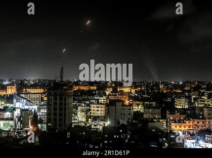 Gaza, Palestina. 12th maggio, 2023. Razzi sparati da Gaza verso Israele (Foto di Yousef Masoud/SOPA Images/Sipa USA) Credit: Sipa USA/Alamy Live News Foto Stock