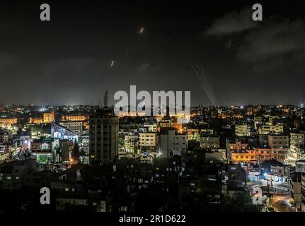 Gaza, Palestina. 12th maggio, 2023. Razzi sparati da Gaza verso Israele (Foto di Yousef Masoud/SOPA Images/Sipa USA) Credit: Sipa USA/Alamy Live News Foto Stock