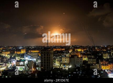 Gaza, Palestina. 12th maggio, 2023. Razzi sparati da Gaza verso Israele (Foto di Yousef Masoud/SOPA Images/Sipa USA) Credit: Sipa USA/Alamy Live News Foto Stock