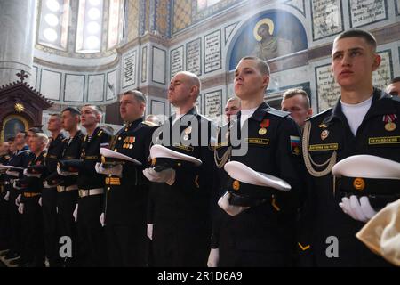 Sebastopol, Russia. 13th maggio, 2023. IMMAGINE FORNITA DALL'AGENZIA STATALE RUSSA TASS/ ABACAPRESS.COM RUSSIA, SEVASTOPOL - 13 MAGGIO 2023: I militari partecipano ad un servizio di ringraziamento come parte delle celebrazioni del 240th° anniversario della fondazione della flotta russa del Mar Nero, tra cui una cerimonia di deposizione dei fiori presso le tombe degli ammiragli russi Mikhail Lazarev, Pavel Nakhimov, Vladimir Kornilov e Vladimir Istomin, nella cattedrale di San Vladimir. Sergei Malgavko/TASS/ ABACAPRESS.COM Credit: Abaca Press/Alamy Live News Foto Stock