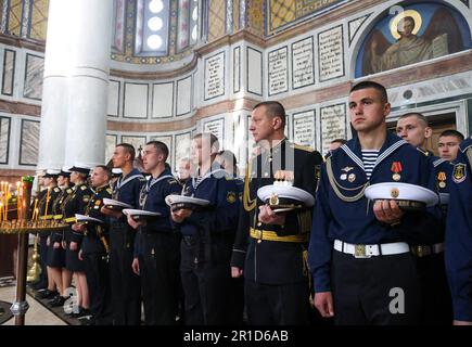 Sebastopol, Russia. 13th maggio, 2023. IMMAGINE FORNITA DALL'AGENZIA STATALE RUSSA TASS/ ABACAPRESS.COM RUSSIA, SEVASTOPOL - 13 MAGGIO 2023: I militari partecipano ad un servizio di ringraziamento come parte delle celebrazioni del 240th° anniversario della fondazione della flotta russa del Mar Nero, tra cui una cerimonia di deposizione dei fiori presso le tombe degli ammiragli russi Mikhail Lazarev, Pavel Nakhimov, Vladimir Kornilov e Vladimir Istomin, nella cattedrale di San Vladimir. Sergei Malgavko/TASS/ ABACAPRESS.COM Credit: Abaca Press/Alamy Live News Foto Stock