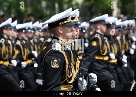 Sebastopol, Russia. 13th maggio, 2023. IMMAGINE FORNITA DALL'AGENZIA STATALE RUSSA TASS/ ABACAPRESS.COM RUSSIA, SEVASTOPOL - 13 MAGGIO 2023: I militari prendono parte a una sfilata di abiti e a una cerimonia di posa dei fiori presso il Memoriale dell'eroica difesa di Sevastopol in Piazza Nakhimov come parte delle celebrazioni del 240th° anniversario della fondazione della flotta russa del Mar Nero. Sergei Malgavko/TASS/ ABACAPRESS.COM Credit: Abaca Press/Alamy Live News Foto Stock