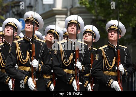 Sebastopol, Russia. 13th maggio, 2023. IMMAGINE FORNITA DALL'AGENZIA STATALE RUSSA TASS/ ABACAPRESS.COM RUSSIA, SEVASTOPOL - 13 MAGGIO 2023: I militari prendono parte a una sfilata di abiti e a una cerimonia di posa dei fiori presso il Memoriale dell'eroica difesa di Sevastopol in Piazza Nakhimov come parte delle celebrazioni del 240th° anniversario della fondazione della flotta russa del Mar Nero. Sergei Malgavko/TASS/ ABACAPRESS.COM Credit: Abaca Press/Alamy Live News Foto Stock