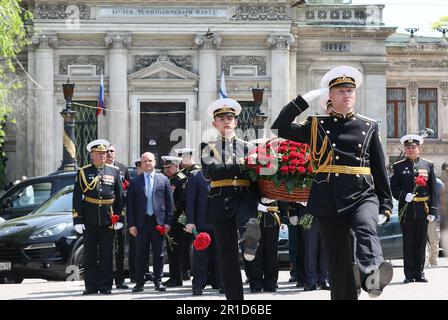 Sebastopol, Russia. 13th maggio, 2023. IMMAGINE FORNITA DALL'AGENZIA STATALE RUSSA TASS/ ABACAPRESS.COM RUSSIA, SEVASTOPOL - 13 MAGGIO 2023: I militari prendono parte a una sfilata di abiti e a una cerimonia di posa dei fiori presso il Memoriale dell'eroica difesa di Sevastopol in Piazza Nakhimov come parte delle celebrazioni del 240th° anniversario della fondazione della flotta russa del Mar Nero. Sergei Malgavko/TASS/ ABACAPRESS.COM Credit: Abaca Press/Alamy Live News Foto Stock