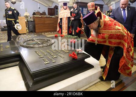 Sebastopol, Russia. 13th maggio, 2023. IMMAGINE FORNITA DALL'AGENZIA STATALE RUSSA TASS/ ABACAPRESS.COM RUSSIA, SEVASTOPOL - 13 MAGGIO 2023: I membri del clero e dei militari partecipano ad una cerimonia di deposizione dei fiori presso le tombe degli Ammiragli russi Mikhail Lazarev, Pavel Nakhimov, Vladimir Kornilov e Vladimir Istomin nella Cattedrale di San Vladimir, nell'ambito delle celebrazioni del 240th° anniversario della fondazione della flotta russa del Mar Nero. Sergei Malgavko/TASS/ ABACAPRESS.COM Credit: Abaca Press/Alamy Live News Foto Stock