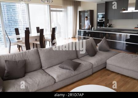 Elegante interno di moderno appartamento urbano con grande finestra Foto Stock