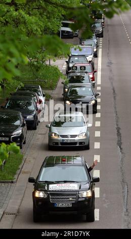 Monaco, Germania. 13th maggio, 2023. I partecipanti di una motocicletta contro il divieto di guida diesel a Monaco guidano sul Mittlerer Ring. Credit: Karl-Josef Hildenbrand/dpa/Alamy Live News Foto Stock